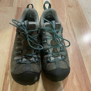 Women’s Keens size 9